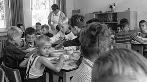 Viele ehemalige Verschickungskinder verbinden mit dem Aufenthalt negative Erinnerungen. Das Bild zeigt Buben beim Essen im Speisesaal ...