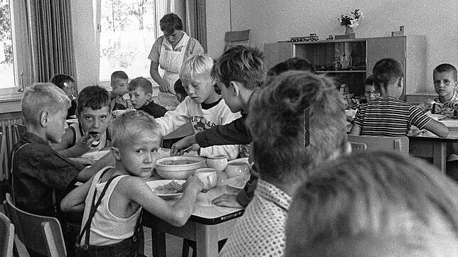 Viele ehemalige Verschickungskinder verbinden mit dem Aufenthalt negative Erinnerungen. Das Bild zeigt Buben beim Essen im Speisesaal ...