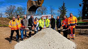 Bürgermeister Michael Schmitt (Vierter von links) beim offiziellen Spatenstich zur Erschließung des Neubaugebiets Arenberg in ...