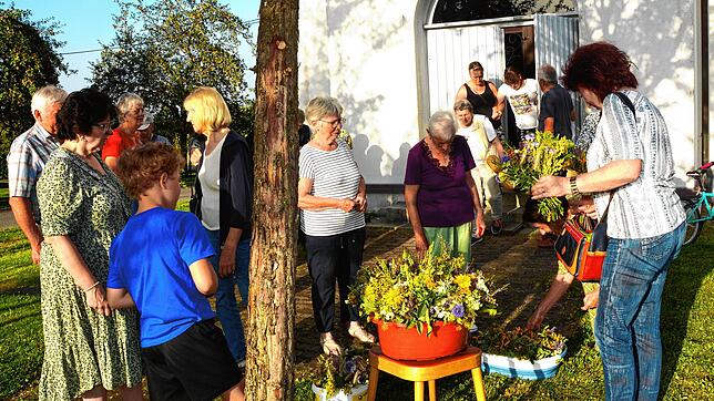 Nach dem Gottesdienst können die Gemeindemitglieder die bunten und wohlriechenden Kräuterbüschel mitnehmen. Foto: Gerhard Blessing
