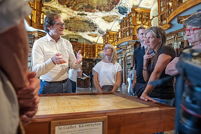 Bild 7: Pilgerreise wie im Mittelalter: Wandermönch Angus O' Neill überbringt den auf der Reichenau gezeichneten Klosterstadtplan in die St. Galler Stiftsbibliothek