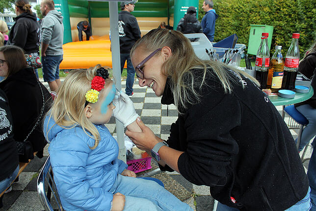 Bild 4: Beim Blumberger Straßenfest war die Stimmung trotz des Regenwetters gut