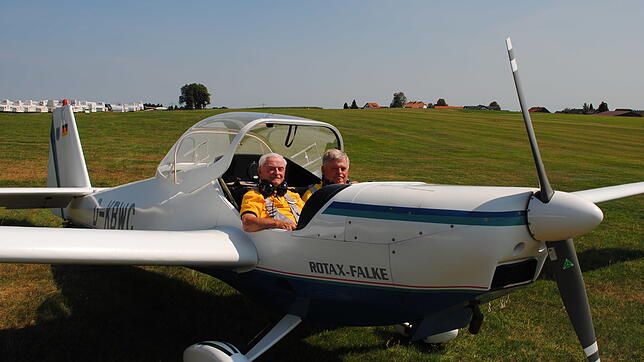 Hermann Kramer und sein Sohn Werner auf dem Flugplatz in Hütten im Herbst 2019. Auch im hohen Alter ist Hermann Kramer ein Flieger aus ...