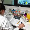 Im Labor Blessing in Singen untersucht eine Mitarbeiterin Verdachtsfälle auf das neue Coronavirus.