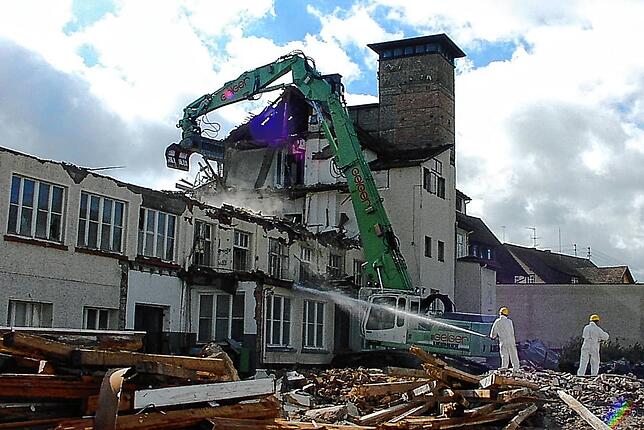 2001 wurde das Fabrikgebäude der Jerger-Uhren abgerissen, um der neuen Ortsmitte mit dem Betreuten Wohnen zu weichen.