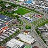Der Kreisverkehr mit der Aral-Tankstelle in der Singener Südstadt aus der Luft gesehen: Gut zu erkennen sind die großen Parkplätze der ...