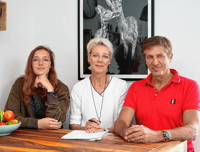 Obwohl Tamara Sands (links) zweiter PCR-Test und mehr als ein Dutzend weiterer Schnelltests negativ waren, muss Familie Sand-Otto ...