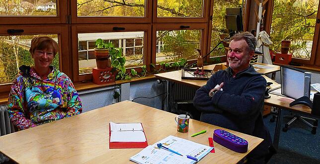 Die Rektorin der Grundschule Deggenhausertal, Peggy Müller, ist sehr froh, dass Hartmut Ferenschild und eine weitere Kraft im Rahmen des ...