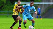 Der ESV Südstern Singen, hier Nuradin Xani (rechts) im Zweikampf mit Kaan Demirekin vom TSV Konstanz, will im Derby gegen FC Hilzingen ...