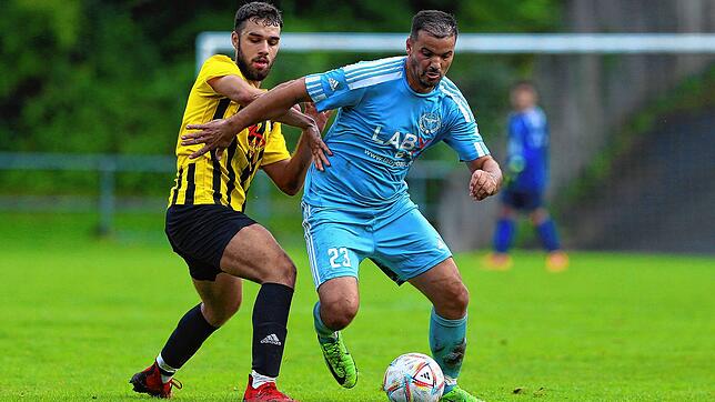Der ESV Südstern Singen, hier Nuradin Xani (rechts) im Zweikampf mit Kaan Demirekin vom TSV Konstanz, will im Derby gegen FC Hilzingen ...