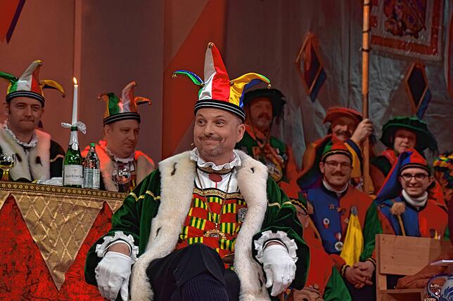 Fürsprech Michael Nadig versucht, dem Narrengericht Argumente für seinen Beklagten darzulegen.