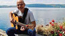 Der Liedermacher, Pfarrer und Lehrer Andreas Bücklein lebt jetzt in Überlingen am Bodensee. Bild: Christopher Rieck