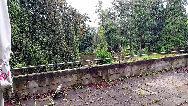 Blick von der Terrasse des Altbaus in den parkähnlichen Garten, der sogar einen eigenen Teich hat. Das gesamte Areal des ehemaligen ...
