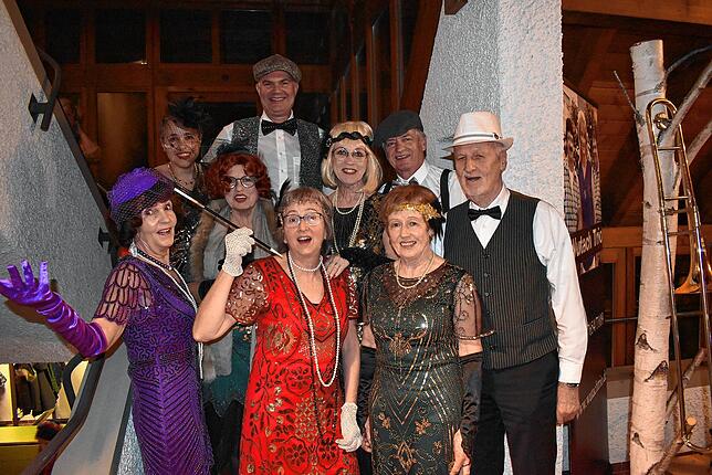 Seit über 50 Jahren immer kostümiert dabei: Die Gymnastikfrauen im Stil der 50er beim Elferratsball im Publikum in Birkendorf. Über 30 ...
