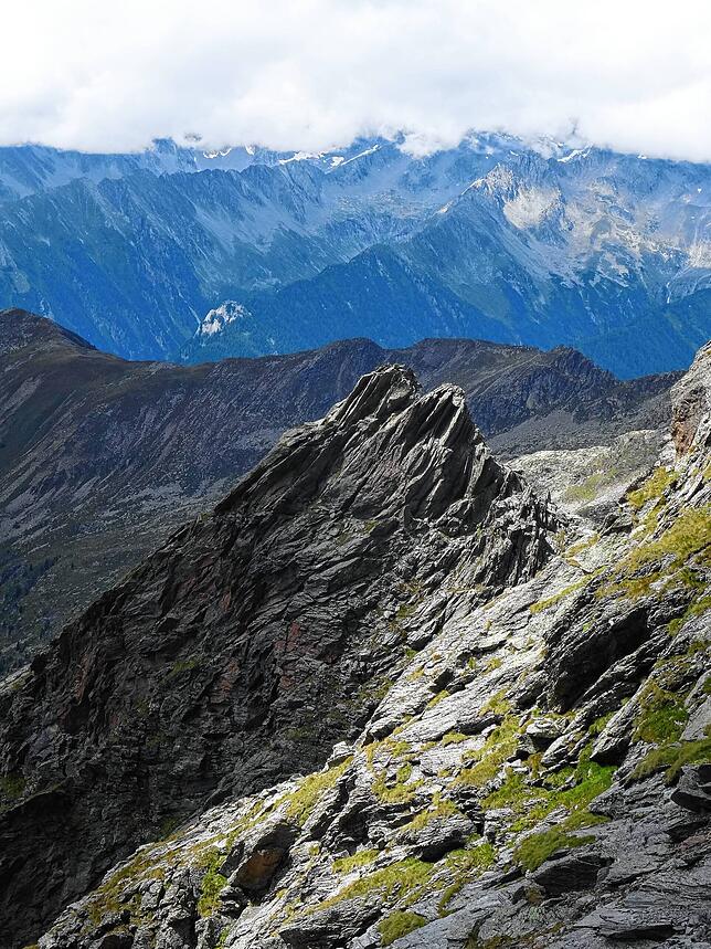 Unterwegs sind die Aussichten atemberaubend, auf dem Gipfel erwartet die Gruppe später nur Nebel.