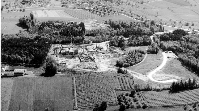 Großbaustelle Klinikum: Insgesamt 460 Betten waren 1975 vorgesehen. Die Geschossfläche entsprach mit 44.600 Quadratmetern in etwa der ...