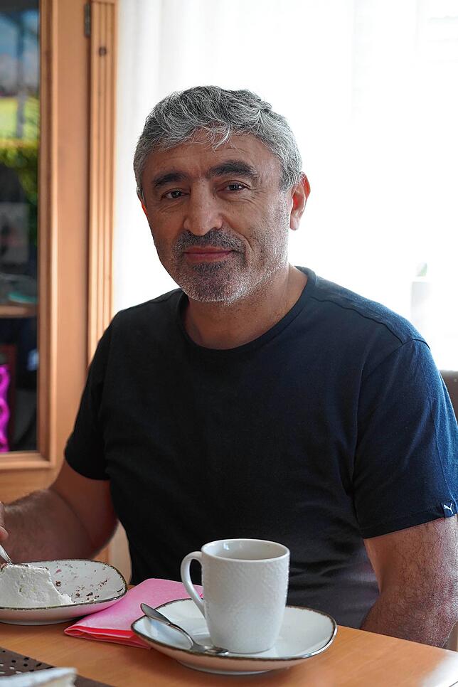 Ahmet Ünveren hat früh angefangen zu arbeiten – schon mit 13 Jahren in der Türkei. in Deutschland begann er als Gastarbeiter, ...