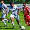 Überraschung: Valentin Winkle (rechts, gegen Andre Alves Ferreira) glich für den SV Eggingen beim 2:1-Sieg gegen Spitzenreiter FC ...