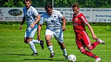 Überraschung: Valentin Winkle (rechts, gegen Andre Alves Ferreira) glich für den SV Eggingen beim 2:1-Sieg gegen Spitzenreiter FC ...
