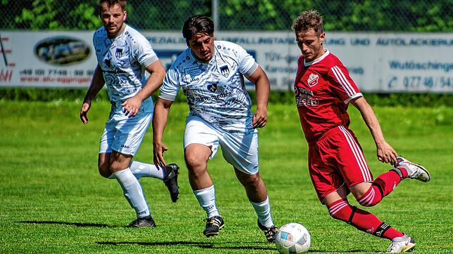 Überraschung: Valentin Winkle (rechts, gegen Andre Alves Ferreira) glich für den SV Eggingen beim 2:1-Sieg gegen Spitzenreiter FC ...