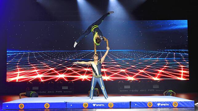 Bild 6: Spektakuläre Auftritte &ndash; Fotos der sportlichen Akteure bei der Turngala in der Schänzlehalle