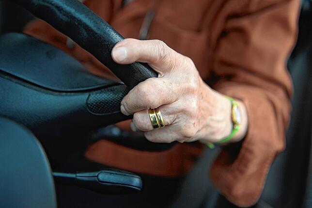 Ärztliche Kontrollen und Auffrischungskurse für ältere Autofahrer – auch das sieht der Entwurf aus Brüssel vor.