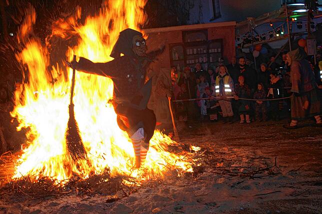 Bild 1: Die besten Bilder vom Hexenfeuer und Nachtumzug in Weizen