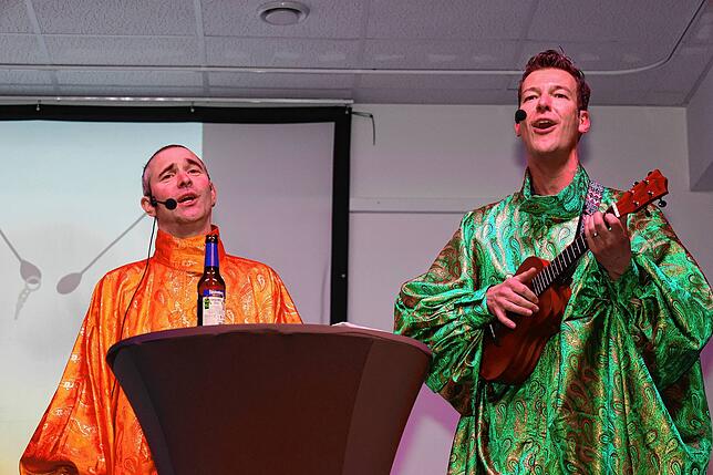 Alexander Sulzmann (links) und Ralph Kuhlemann berichten beim Sportlerball des SV Rietheim über die Missgeschicke, die im Dorf passieren.