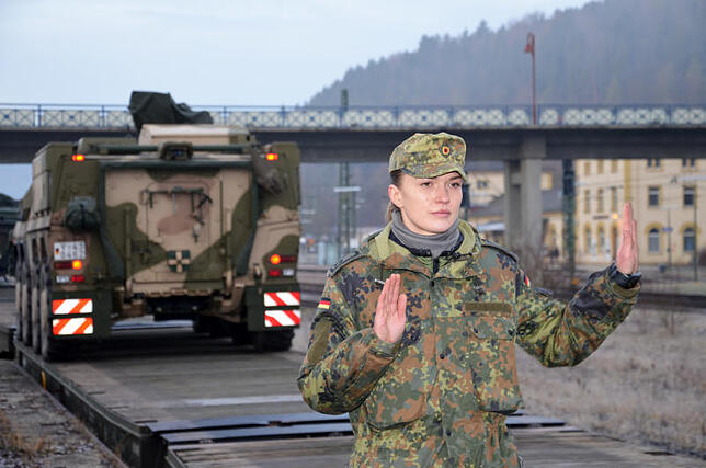 Panzerkommandantin, Oberfeldwebel W., weist ihren Panzer ein.