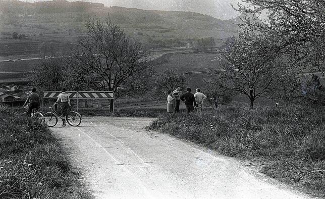 An dieser Stelle am Ende der Keltenstraße war die Flucht per Auto zu Ende. Die beiden wollten zu Fuß weiter. Es kam zum Feuergefecht.