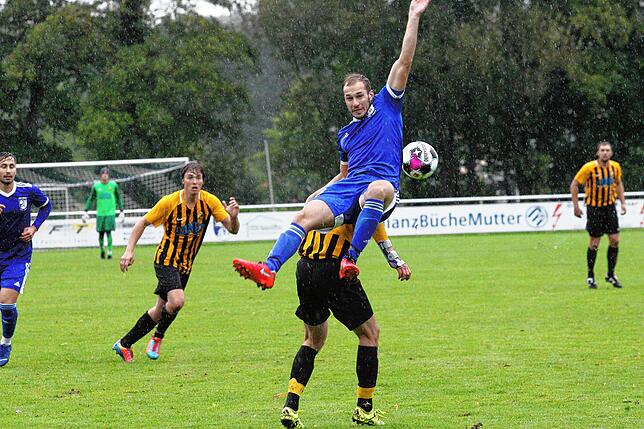 Bild 1: Favorit SV BW Murg siegt im Dauerregen gegen den SV Nöggenschwiel mit 3:1 &ndash; und wir haben die Bilder!