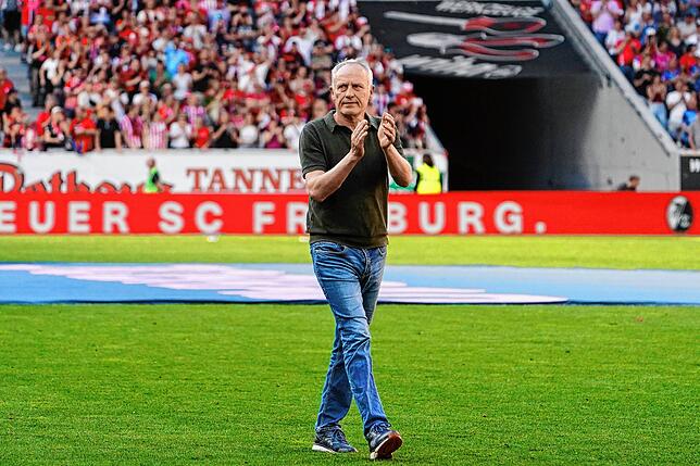 Der Dank geht an die Fans zurück. Christian Streich beklatscht auf seiner Ehrenrunde das Publikum im Europa Park-Stadion.
