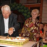 Ehrenmitglied Frieder Grupp schneidet die Jubiläumstorte an – mit Ehefrau Imelda Grupp.