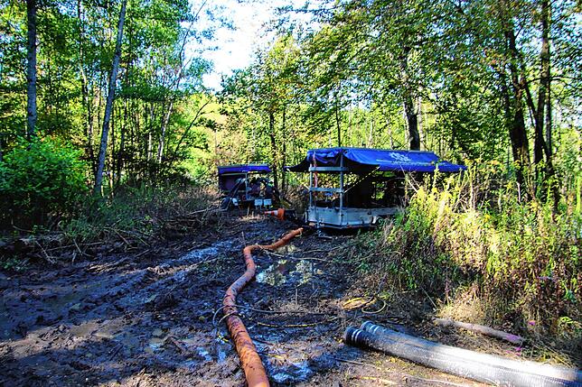 Die leistungsstarken Pumpen des Technischen Hilfswerks wurden mithilfe eines Traktors bis in das unwegsame Waldgelände gebracht, um den ...