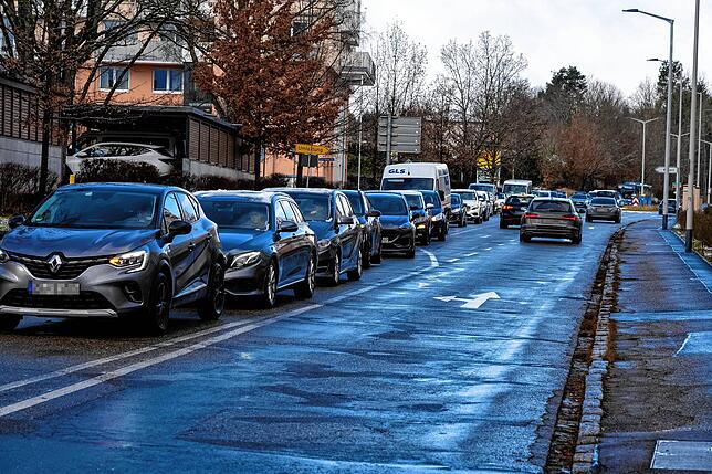 In der Kirnacherstraße – Blick stadtauswärts – stauen sich die Autos in einer langen Schlange.