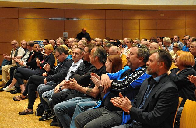 In der Talwiesenhalle applaudieren beim AfD-Bürgerdialog Anhänger der AfD dem Bundestags- und den Landtagsabgeordneten.