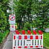 Der Damm am Schlüchtsee ist für alle gesperrt. Foto: Wilfried Dieckemann