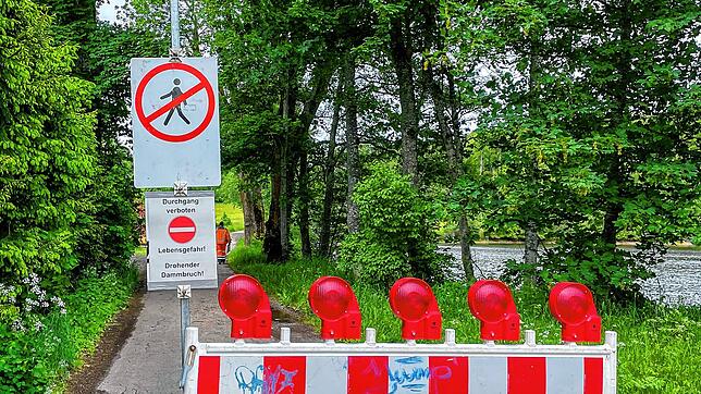 Der Damm am Schlüchtsee ist für alle gesperrt. Foto: Wilfried Dieckemann