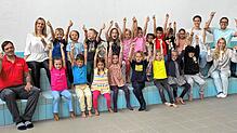 19 Kinder erhielten nach der Wassergewöhnung im Hallenbad das Frosch-Abzeichen. Darüber freuen sich (von links) Thorsten Thummer ...