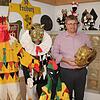 Brauchtumsmeister Holger Schank hält die neu erworbene Katzenmaske in den Händen, die einen Ehrenplatz im Zunfthaus am Marktbrückle ...