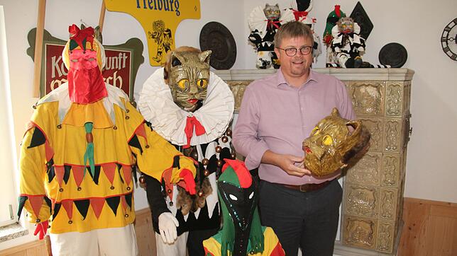 Brauchtumsmeister Holger Schank hält die neu erworbene Katzenmaske in den Händen, die einen Ehrenplatz im Zunfthaus am Marktbrückle ...