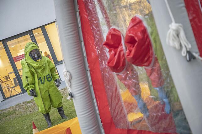 Bild 7: Der gespielte Ernst am Klinikum Konstanz: So bereiten sich Feuerwehr und Notärzte auf Einsätze mit gefährlichen Stoffen vor