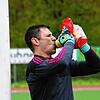Schluck aus der Pulle: Diego Cambero steht am Samstag im Tor des SV 08 Laufenburg in der Partie beim FC Freiburg-St. Georgen.