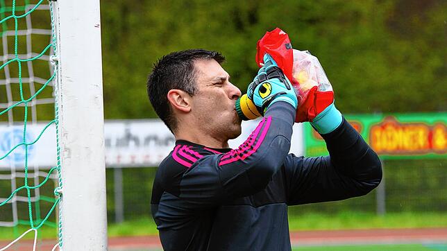 Schluck aus der Pulle: Diego Cambero steht am Samstag im Tor des SV 08 Laufenburg in der Partie beim FC Freiburg-St. Georgen.