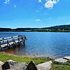 Zum Herbstanfang finden sich keine Badegäste im Kirnbergsee.