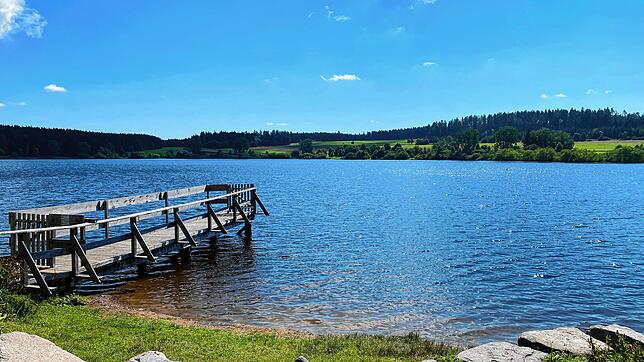 Zum Herbstanfang finden sich keine Badegäste im Kirnbergsee.