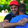 Erlösender Schlusspfiff: Nach dem 2:1-Sieg des VfB Waldshut beim FC Emmendingen und dem damit verbundenen Aufstieg, herzt Trainer ...