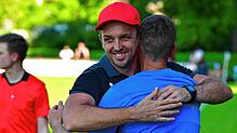 Erlösender Schlusspfiff: Nach dem 2:1-Sieg des VfB Waldshut beim FC Emmendingen und dem damit verbundenen Aufstieg, herzt Trainer ...