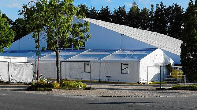 Die Leichtbauhalle in Rielasingen bietet Platz für 350 Menschen. Laut Bürgermeister Ralf Baumert leben dort aktuell 135 Menschen.