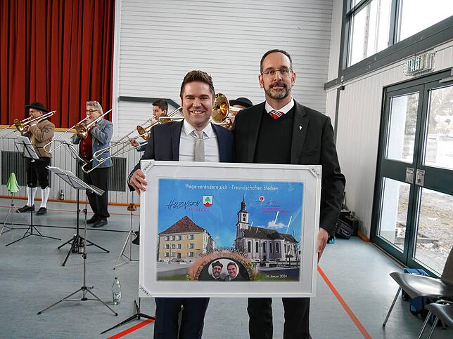 Von der Gemeinde erhielt Pfarrer Gompper aus der Hand von Bürgermeister Holger Mayer ein Bild mit Rathaus, Kirche und ein Ausschnitt des ...